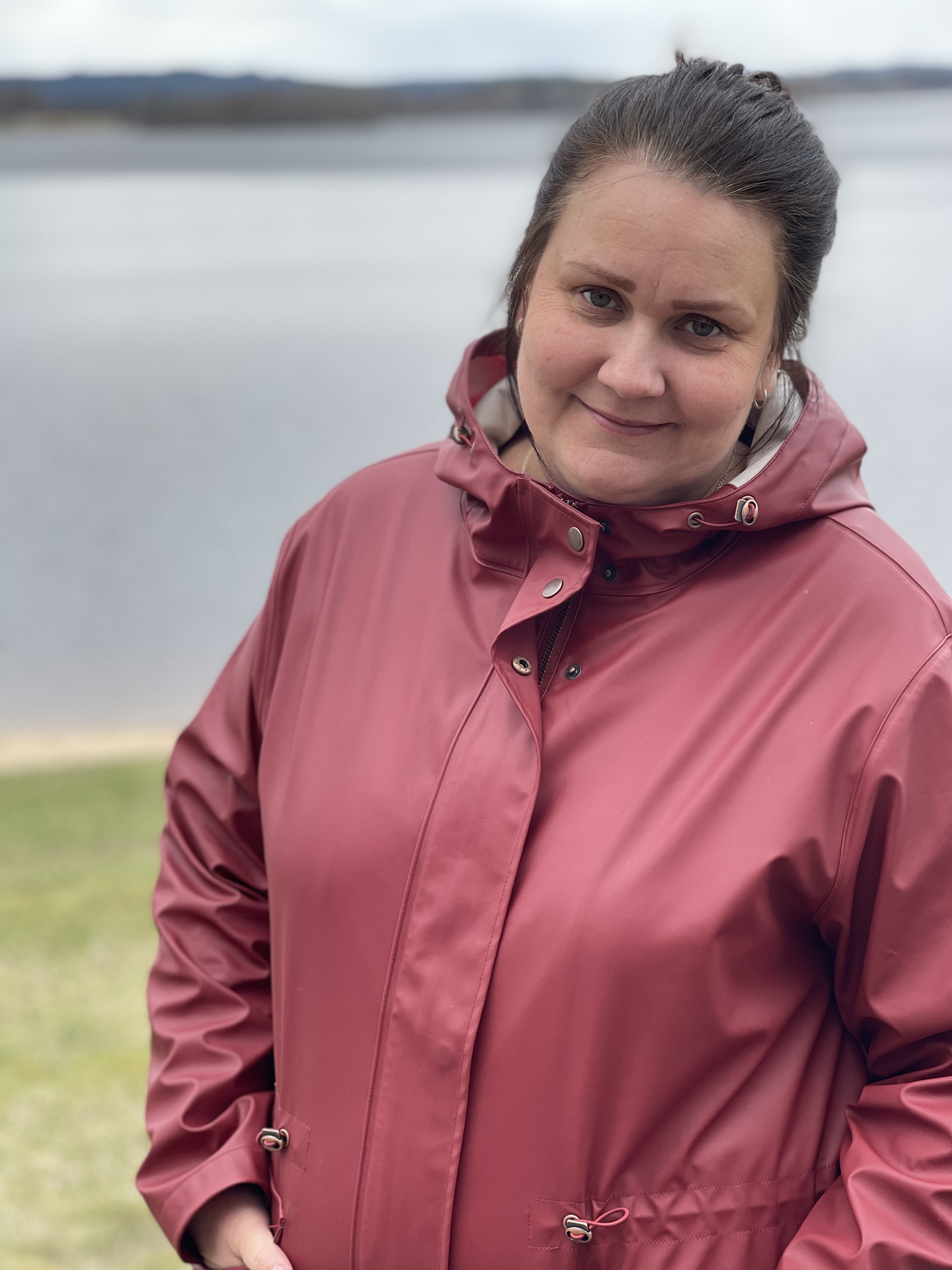 Kvinna med sjö i bakgrund