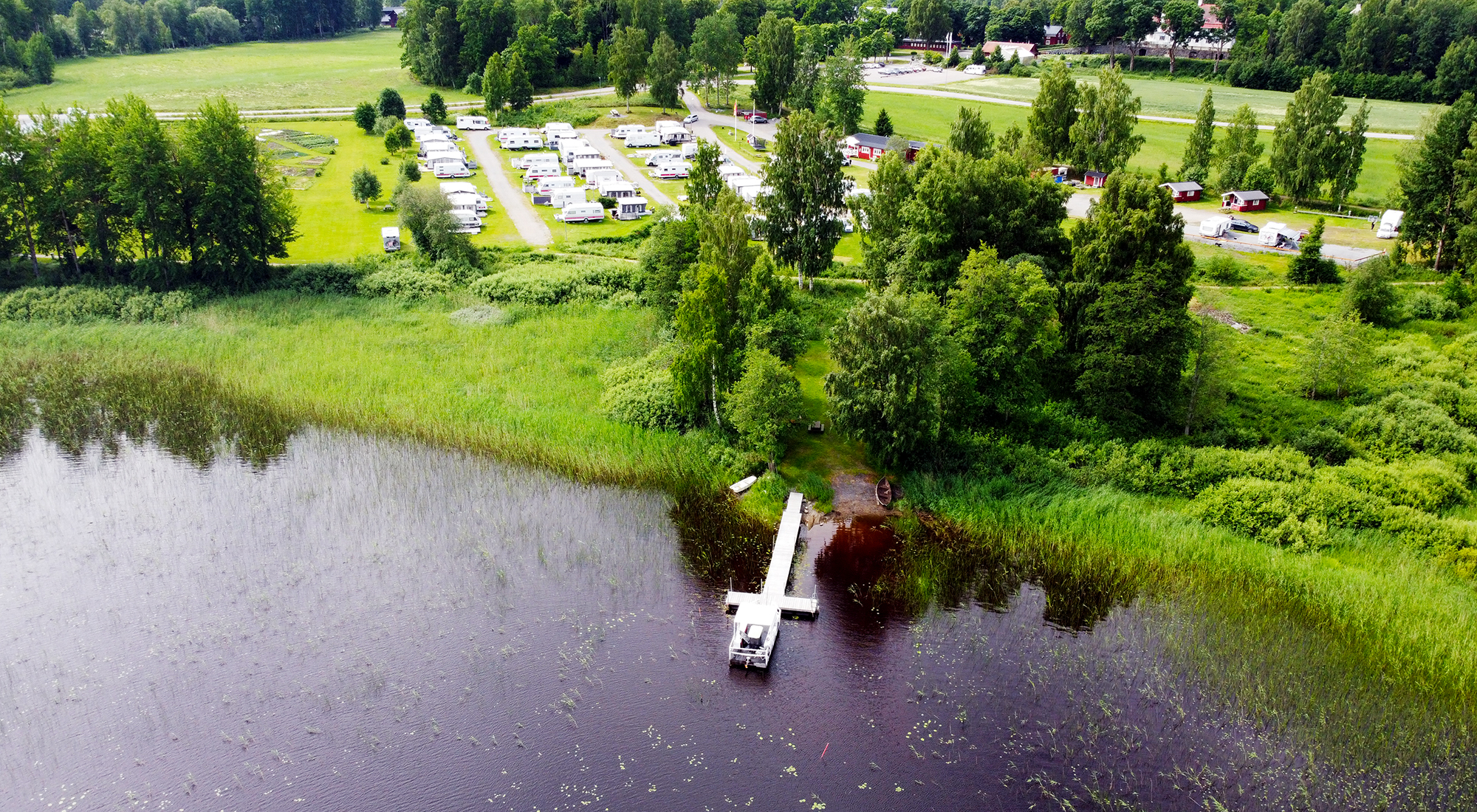flygbild över camping och bryggor
