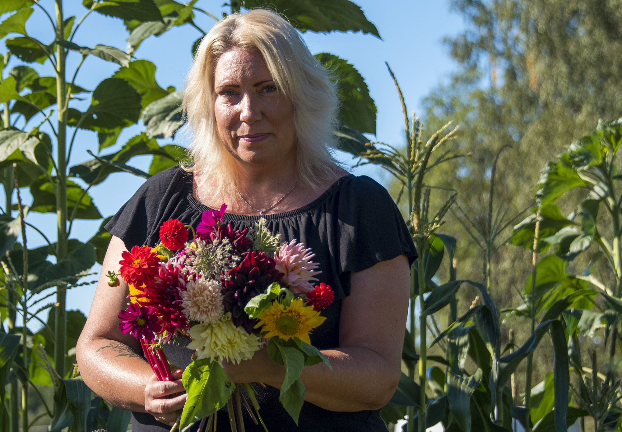 dam med blommor