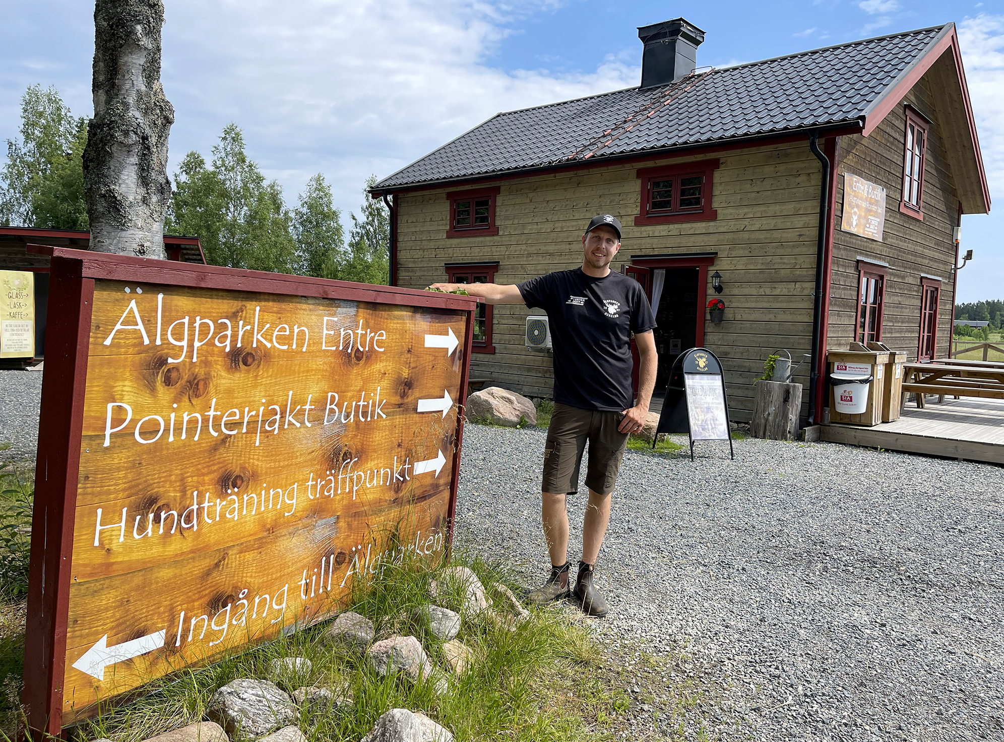 petter står bredvid skylt i parken