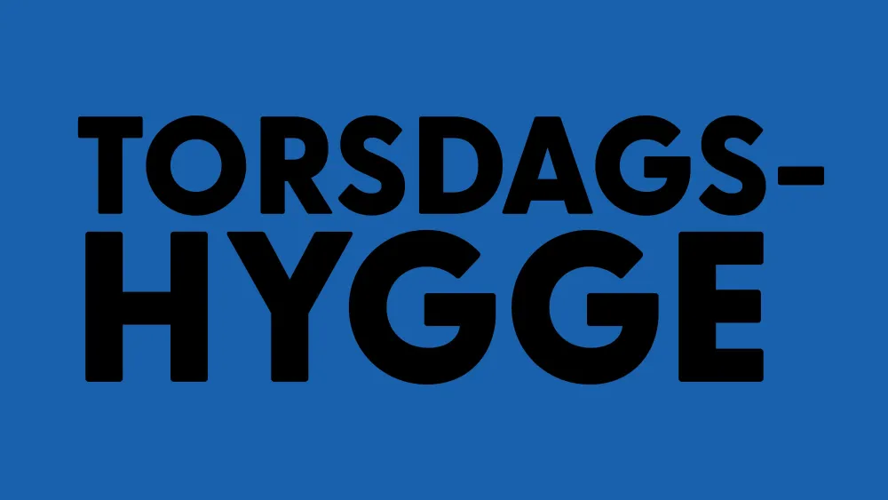 En mörkblå bakgrund med texten "TORSDAGSHYGGE" skriver i svart