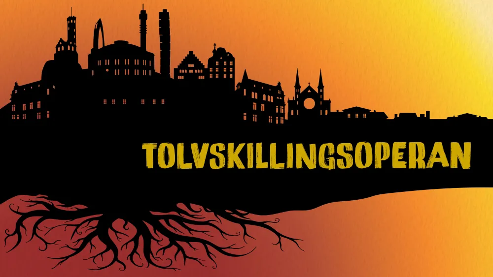 En svart sugga med siluetten av en stad med en solnedgång som går från vänster i orange färg till höger i gul färg. Under staden slingrar sig rötter till en mörkare solnedgång. Mellan staden och rötterna står en text i gul färg "Tolvskillingsoperan". 