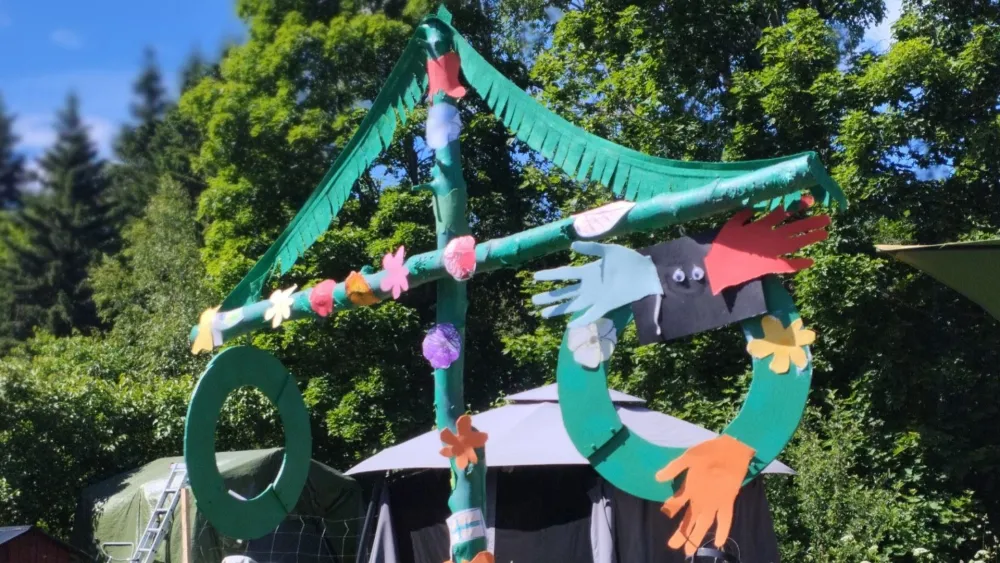 Sinnes- och Lekträdgård Axmar Yaras unika Midsommarstång gjort fin av besökare