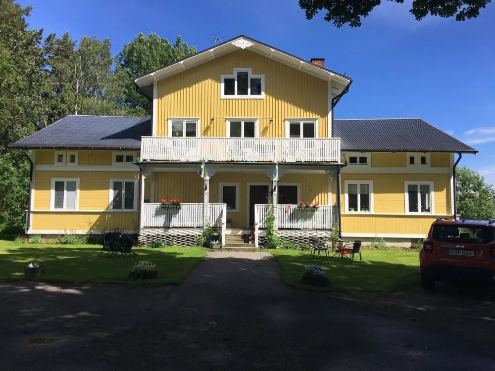 gult hus blå himmel