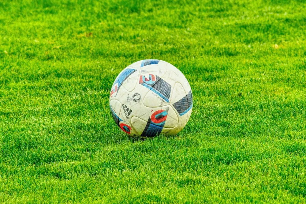 fotboll på gräs