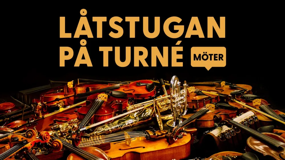 En svart bakgrund med ett flertal stråk- och blåsinstrument liggande i centrum. Ovanför instrumenterna står texten: "LÅTSTUGAN PÅ TURNÉ MÖTER"