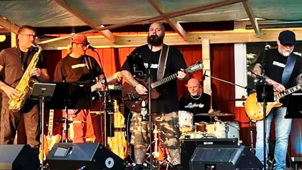 Partybandet Straight On intar scenen med hela tre set på Labbis!