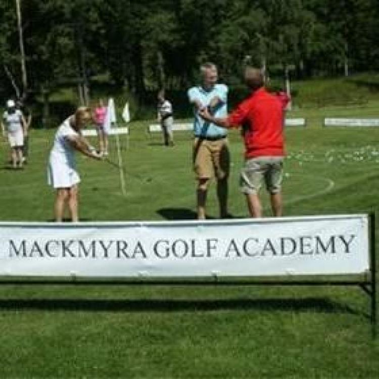 Träna och lär dig golf på Mackmyra 