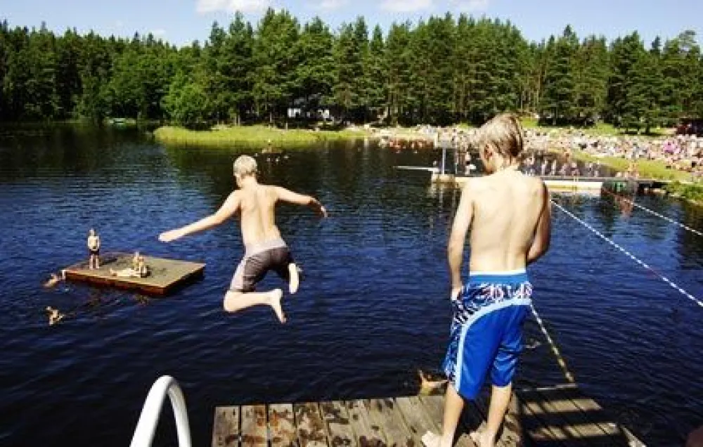 Barn i hopptornet i Harnäsbadet
