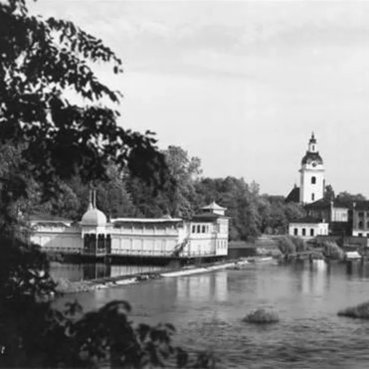 Badhuset Najaden. I bakgrunden skymtar Heliga Trefaldighetskyrkans torn samt Valskvarnen, vilken revs 1967. 