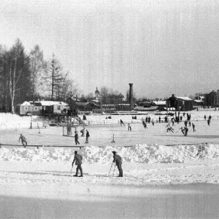Skridskobanan i Boulognerskogen, 1910–1920-tal. I fjärran skymtar Heliga Trefaldighetskyrkans torn.