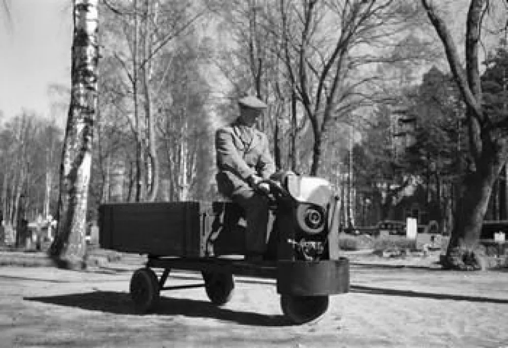 Kyrkogårdsarbete på Gamla Kyrkogården 1955.