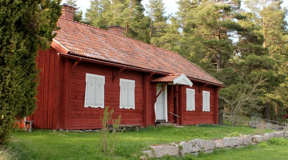 Gammelgården är föreningens första byggnad. Den kommer från Erk-Ers i Hallsbo. Innuti finns praktfulla vägg- och takmålningar.
