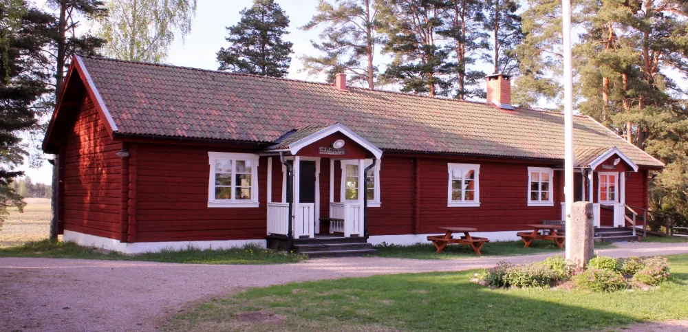 Stavgården är en kopia av en parstuga från byn Stav.
Lokalen är en trevlig festlokal som hyrs ut till medlemmar.