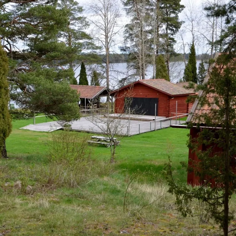 Vy över dansbana med Dalälven i bakgrunden.