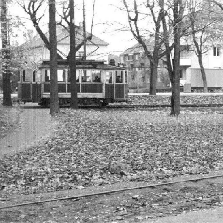 Den röda spårvagnen vid vändslingan i Stadsträdgården. I bakgrunden syns Västra vägen och dess bebyggelse.