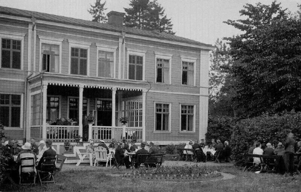 Bjudning i trädgården vid Stora Vall, sannolikt 1920-tal.