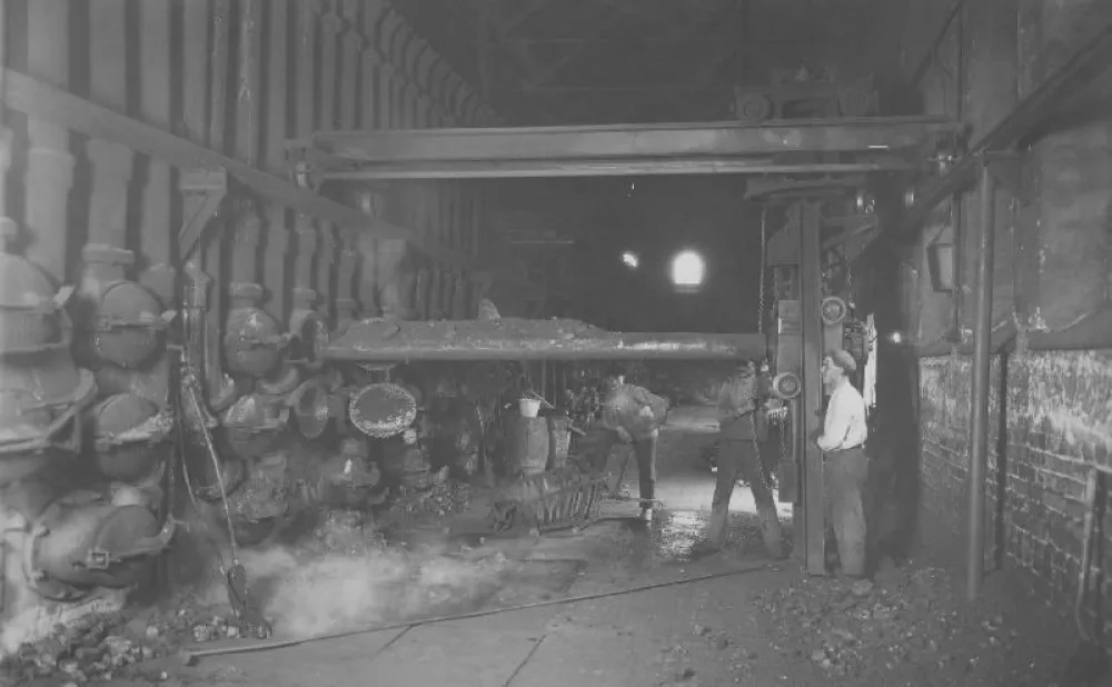 Retorteldare arbetar i Lilla Retorten, foto från 1920-talet. Fotograf Reimers, Gävle.