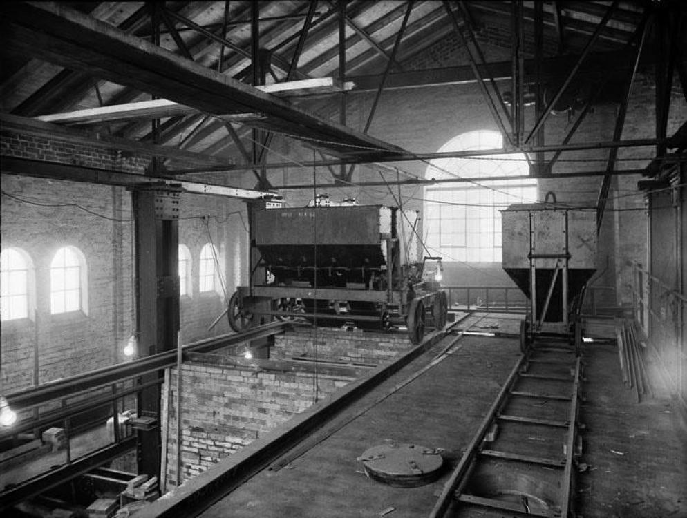På 1920-talet mekaniserades produktionen. Fotot visar en vagn som transporterade kolet till kammarugnarna.