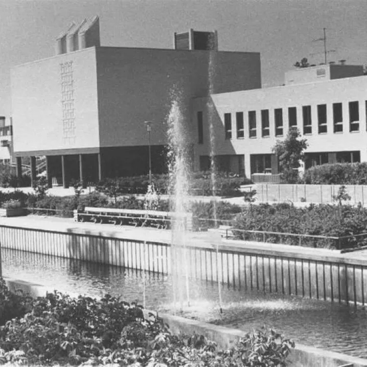Sätrabäcken rinner genom Sätra centrum.