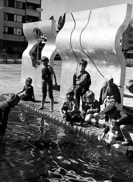 Konstverket "Form och linje" av Sune Overud uppfördes vid Sätra torg och fungerade som lekskulptur.