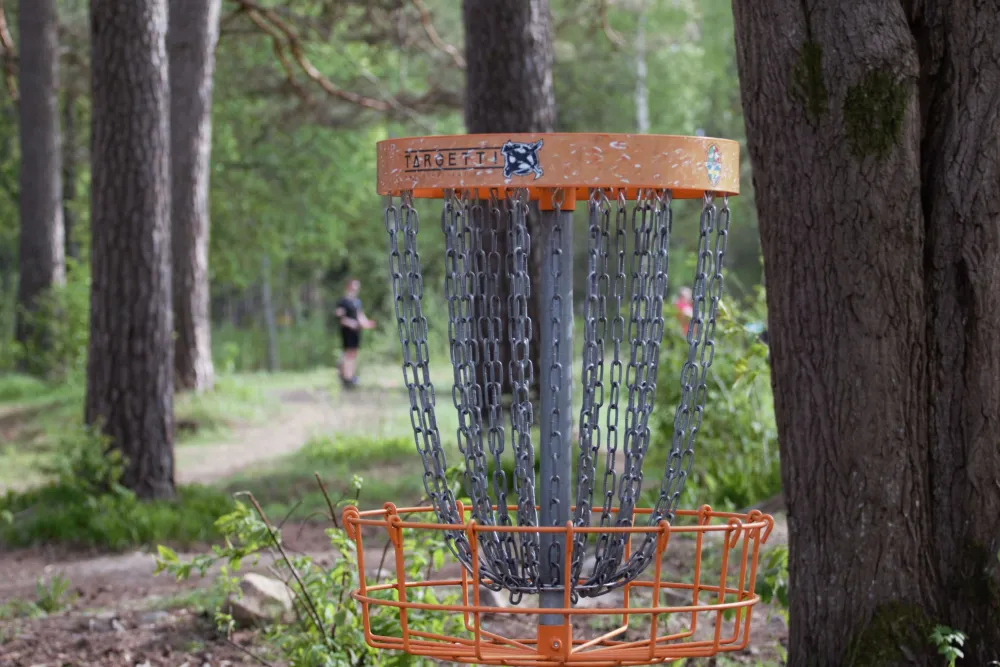 Discgolfkorg på banan vid Stora Vall.