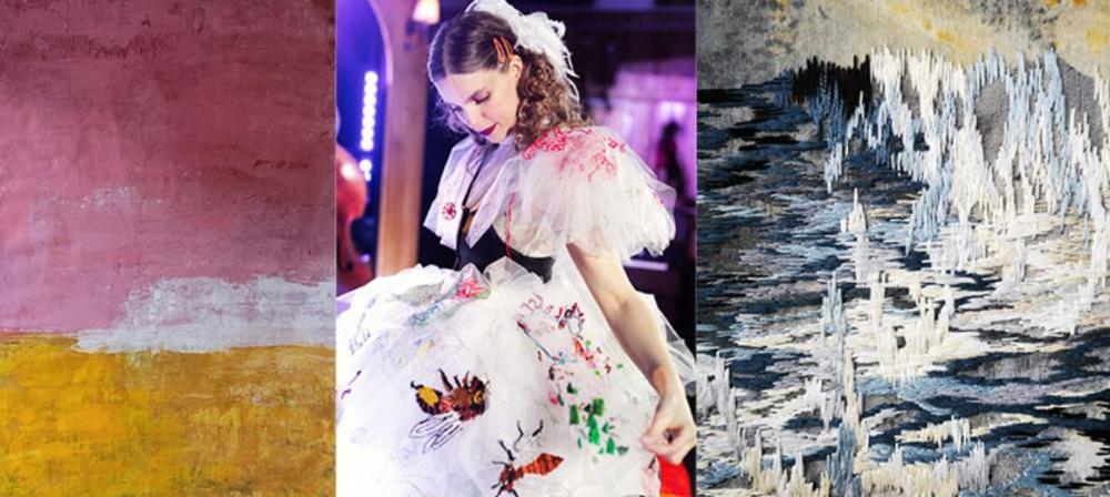 tre bilder från konstutställning, två abstrakta on bild på kvinna i broderad klänning
