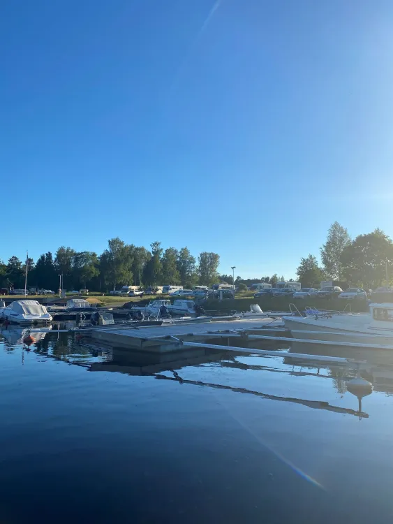 Hamnen vid Norrsundets motorbåtsklubb. Båtar i motljus.