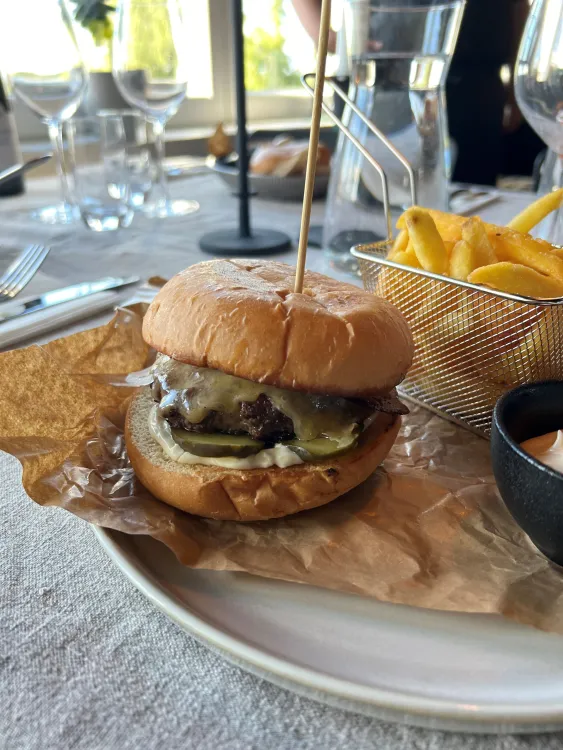 hamburgare, pommes, tallrik