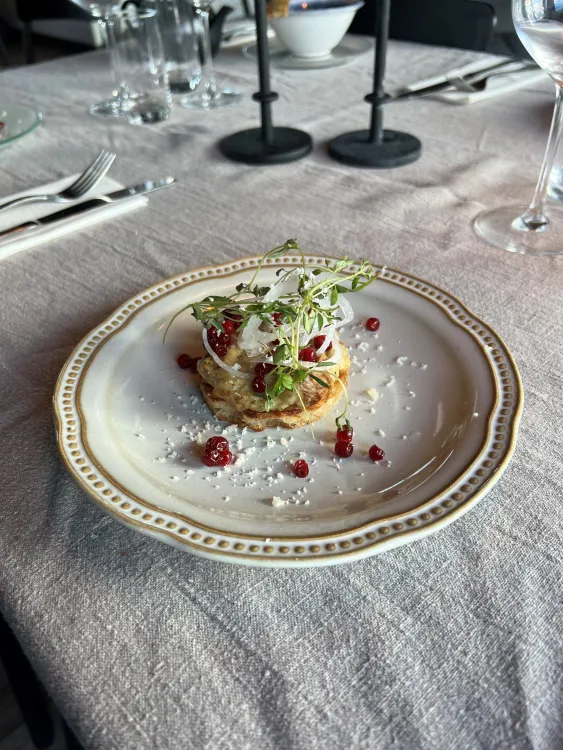 kantarelltoast, tallrik, lingon