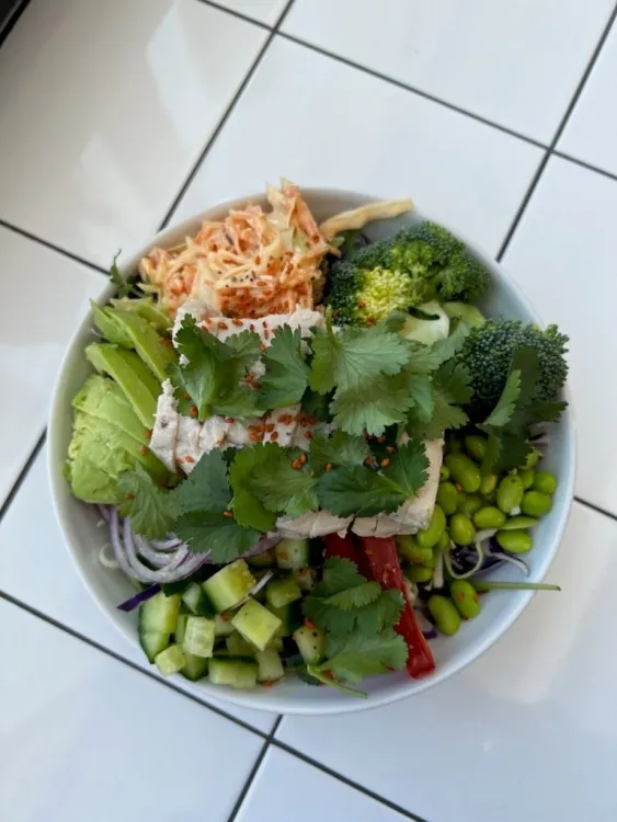 sallad med grönsaker och kyckling