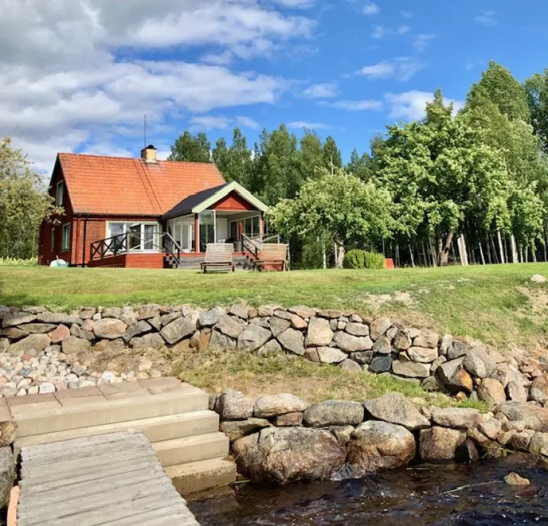 stuga vid vattnet