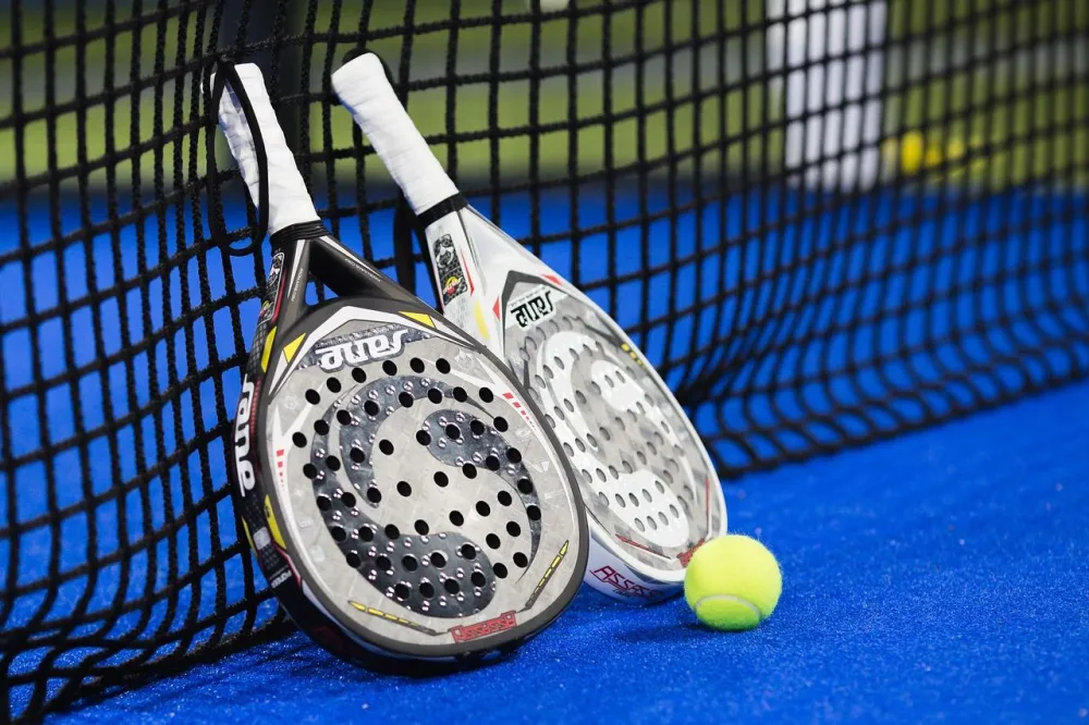 padelracket med boll