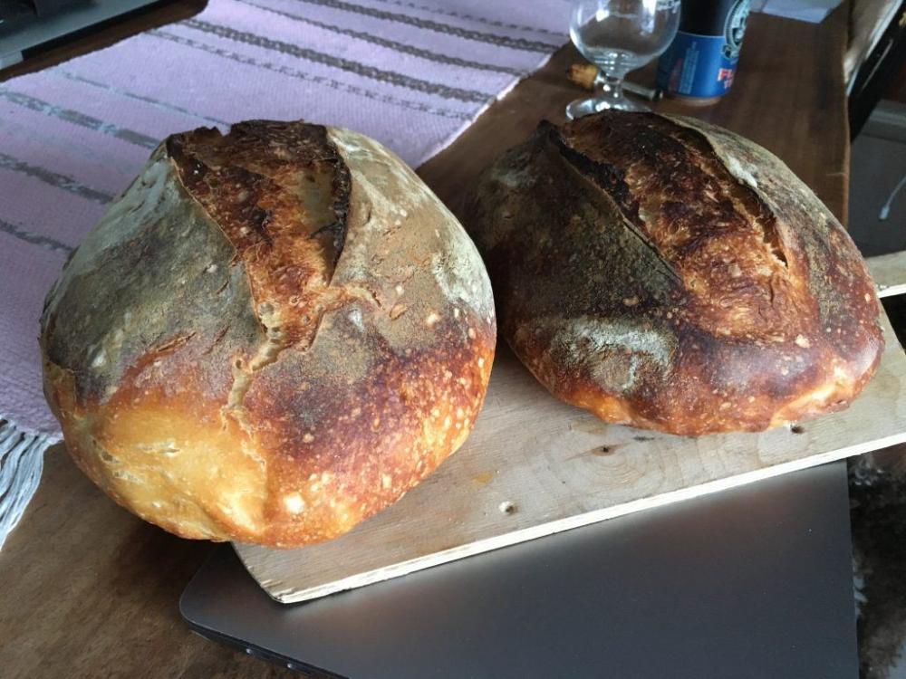 Två bröd på brödspade