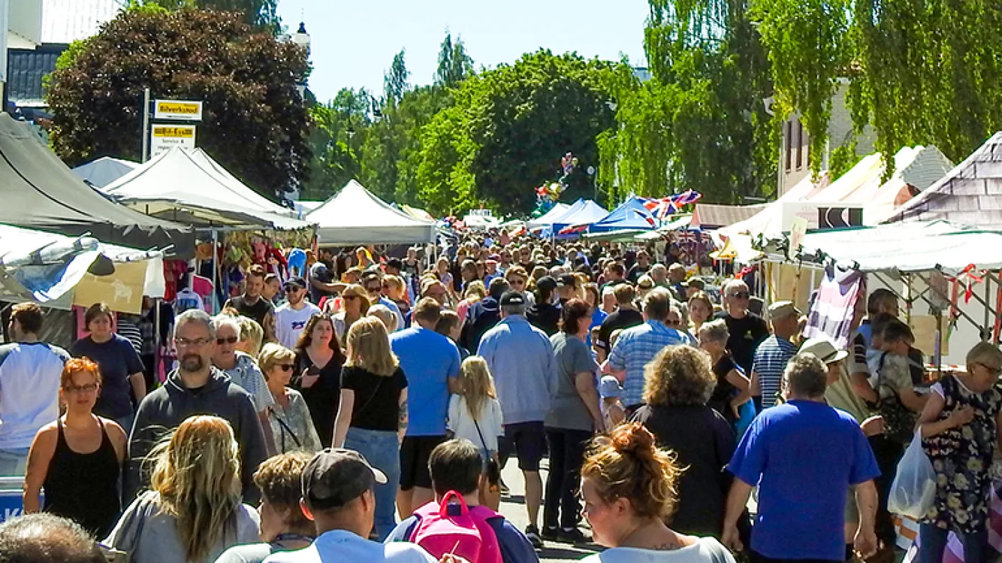 marknadsgata med massa människor